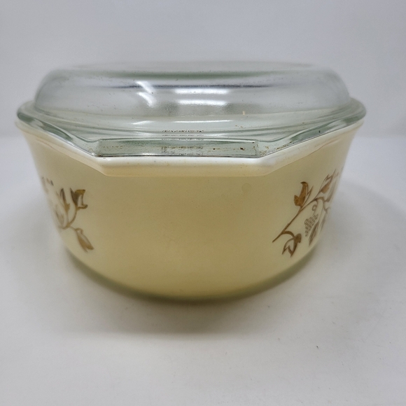 Pyrex Golden Grapes 045 2.5 Quart Casserole with Lid Vintage Promo Tan and Gold - Picture 3 of 13